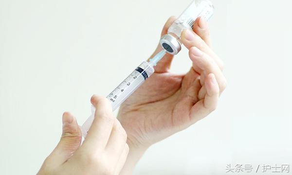 护士给孕妇打碎伤风，医生边抽验血边抽烟！你们的专业精神呢？