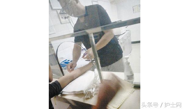 护士给孕妇打碎伤风，医生边抽验血边抽烟！你们的专业精神呢？