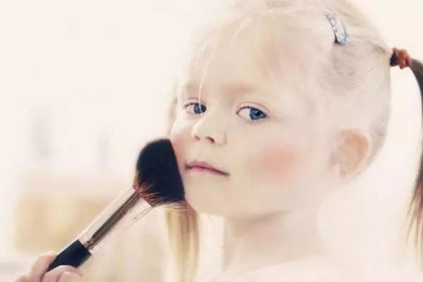 女儿一定要打扮得好看吗,给女儿打扮好看有错吗