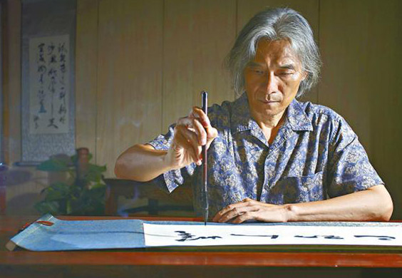 他是李丽珍前男友，香港著名作词家，八九十年代每年坐收百万版税