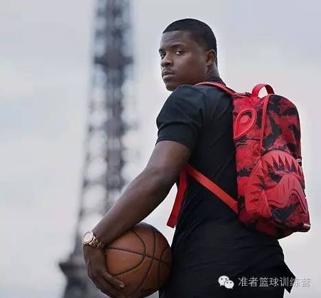 篮球是不是拿来踢的,篮球是用来打的不是用来踢