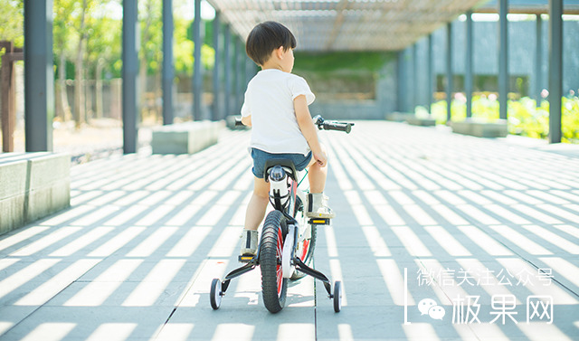 这辆美亚销量第一的童车，孩子骑上想摔跤都难