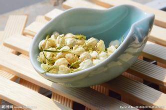 色如玉，香袭人，一盏茉莉，莫道不销魂