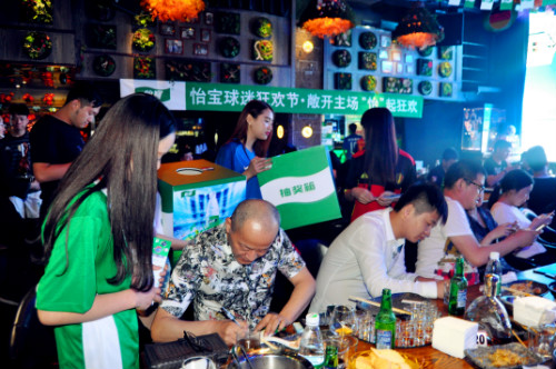 世界最大足球体育场,世界最大足球亮相上海