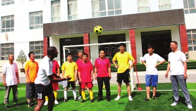榆中校园足球场来了“洋教练”