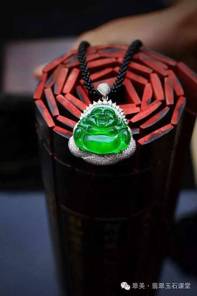 绿色翡翠和红色翡翠一起镶嵌,翡翠镶嵌垫底色和不垫底的区别