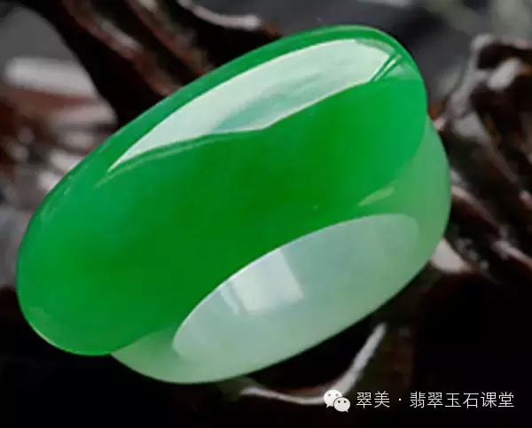 绿色翡翠和红色翡翠一起镶嵌,翡翠镶嵌垫底色和不垫底的区别