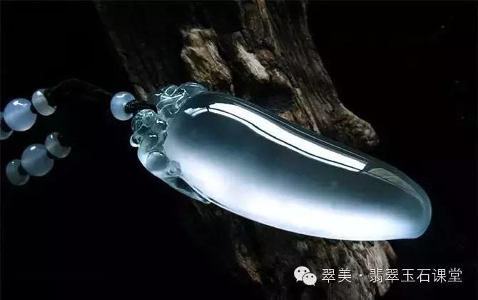 绿色翡翠和红色翡翠一起镶嵌,翡翠镶嵌垫底色和不垫底的区别