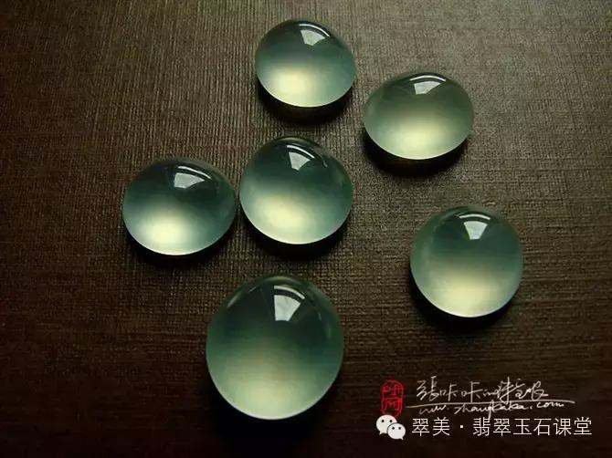 绿色翡翠和红色翡翠一起镶嵌,翡翠镶嵌垫底色和不垫底的区别