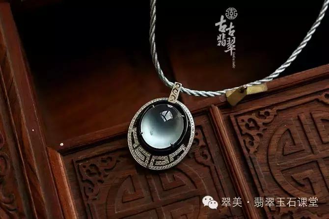 绿色翡翠和红色翡翠一起镶嵌,翡翠镶嵌垫底色和不垫底的区别