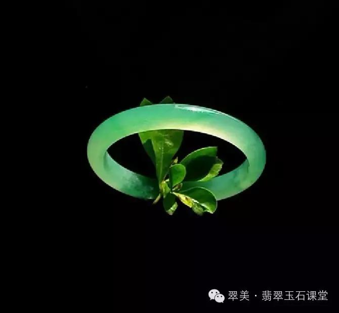 绿色翡翠和红色翡翠一起镶嵌,翡翠镶嵌垫底色和不垫底的区别