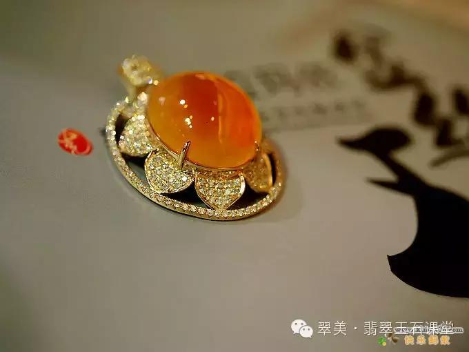 绿色翡翠和红色翡翠一起镶嵌,翡翠镶嵌垫底色和不垫底的区别