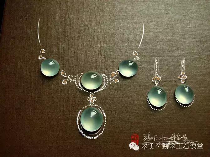 绿色翡翠和红色翡翠一起镶嵌,翡翠镶嵌垫底色和不垫底的区别