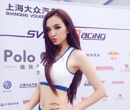 王思聪宠物狗链子,王思聪给爱犬戴项链