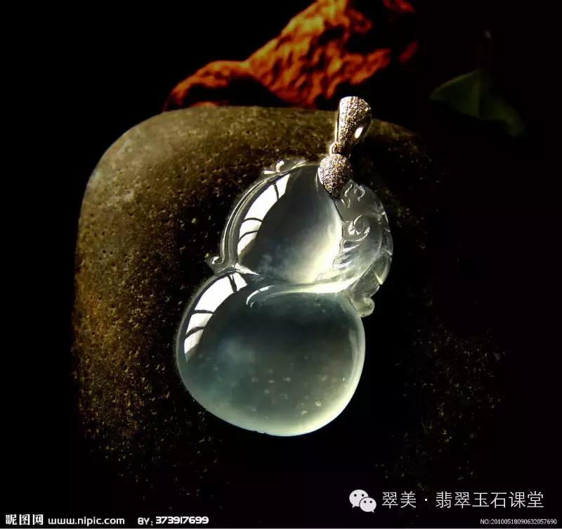 绿色翡翠和红色翡翠一起镶嵌,翡翠镶嵌垫底色和不垫底的区别