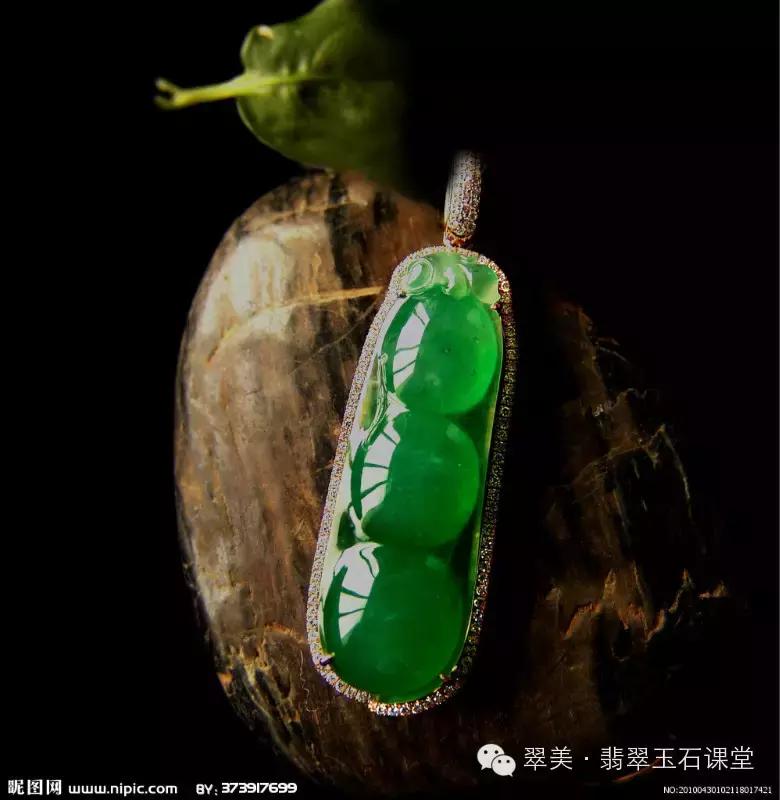 绿色翡翠和红色翡翠一起镶嵌,翡翠镶嵌垫底色和不垫底的区别