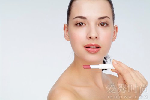 脸上和脖子上长小痘痘是什么原因,脸颊两边和脖子长痘痘的原因