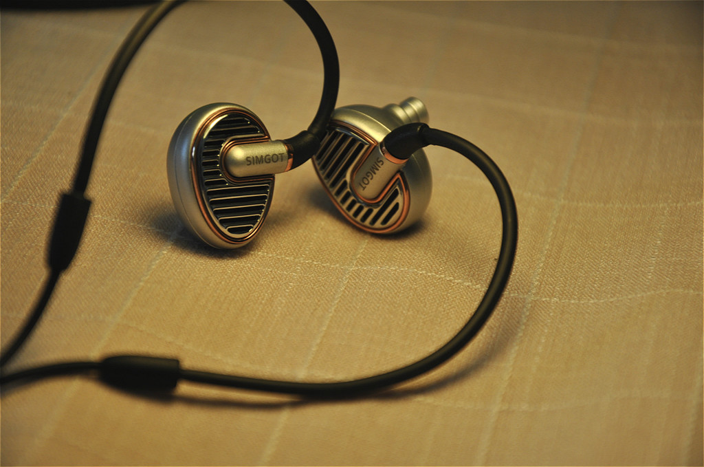 把包装和颜值做到东半球第一，这耳机的中文名叫铜雀