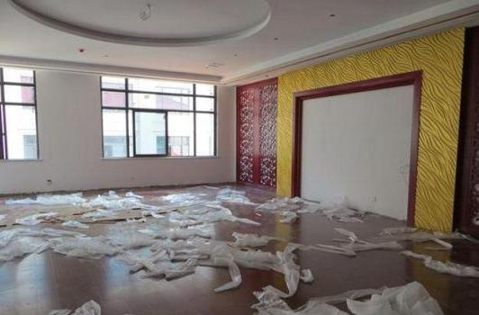 建全套实木家具的官员公寓！村民叫苦：太奢侈！