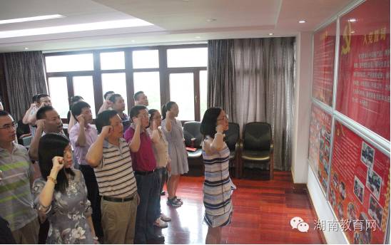 重温党章做四讲四有合格党员,两学一做如何做四个合格的党员