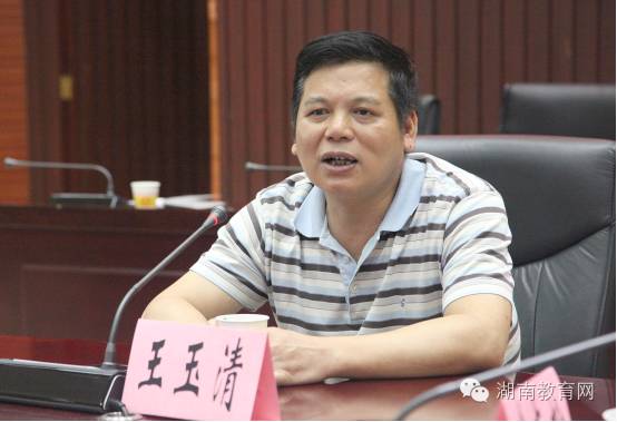 重温党章做四讲四有合格党员,两学一做如何做四个合格的党员