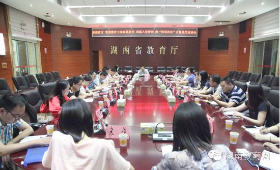 重温党章做四讲四有合格党员,两学一做如何做四个合格的党员