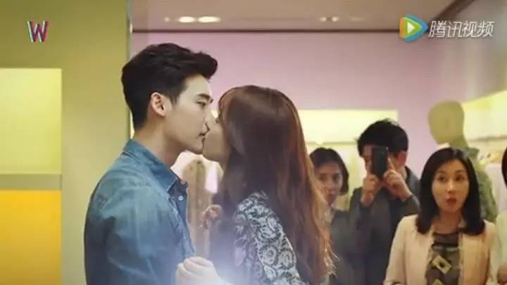 女主穿越到李钟硕演的韩剧里,李钟硕穿越到漫画世界上