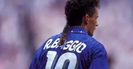 一位男神今天来到了青岛！粉丝见到他纷纷泪奔