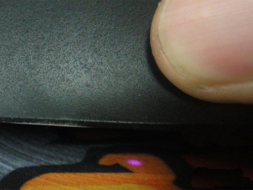 鼠标红色灯亮着但是没有鼠标,鼠标底部红光灯亮但没用