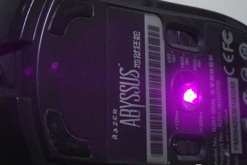 鼠标红色灯亮着但是没有鼠标,鼠标底部红光灯亮但没用