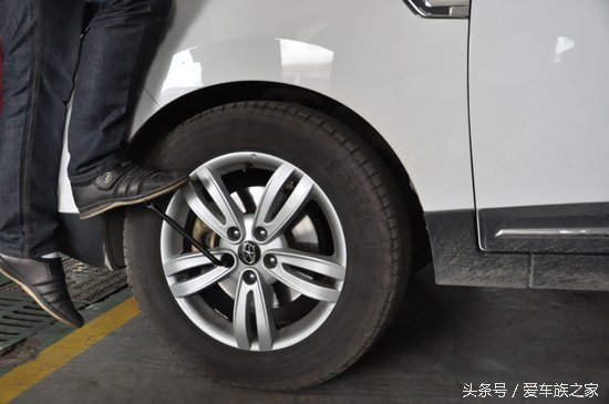 手把手教你如何换轮胎,男人换轮胎视频手把手教学