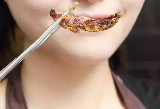 喷火枪、温度计全上阵！春熙路的这家店，隔着屏幕都能感受它的神