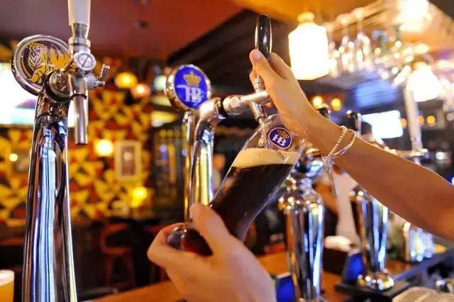 鐏孩閰掔豢澶嶅彜,鐏孩閰掔豢娓呭惂