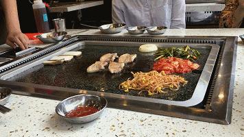 喷火枪、温度计全上阵！春熙路的这家店，隔着屏幕都能感受它的神