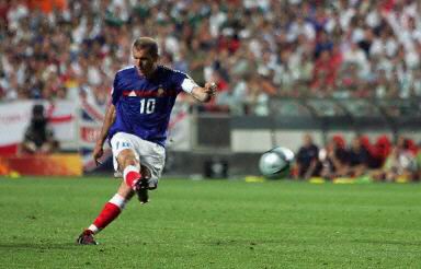 齐达内哈维,皮尔洛和齐达内谁更厉害