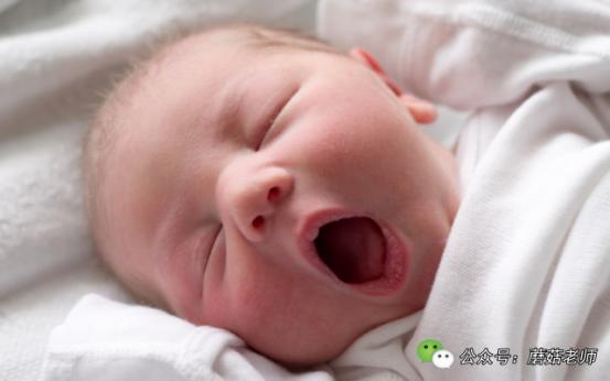 新生婴儿偶尔斗鸡眼正常吗,两个月大的婴儿为什么出现斗鸡眼