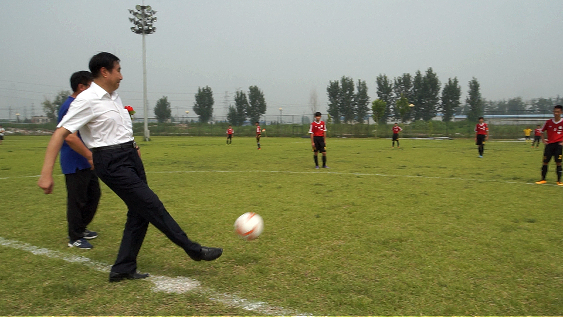 黄志贤为两岸校园足球赛开球