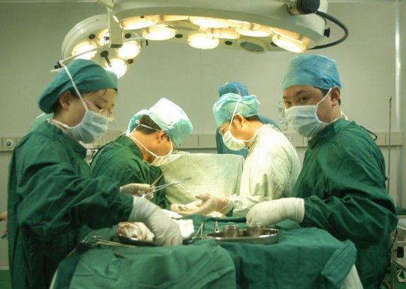 只为一个承诺，他带伤做手术！