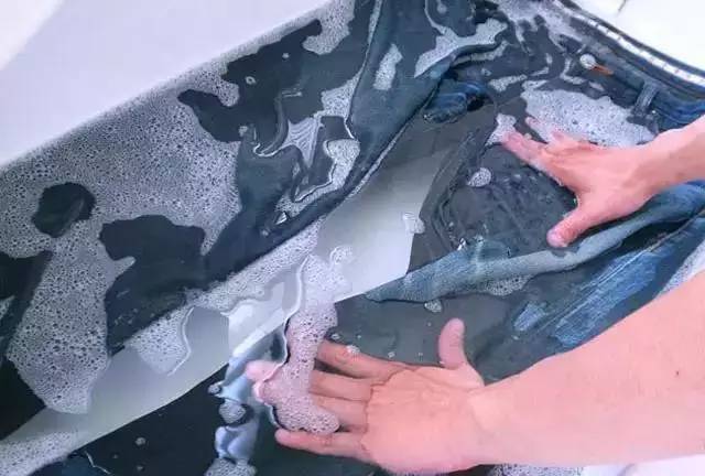 穿牛仔就是因为可以不用洗啊！原来也是需要保养的[生活仕]