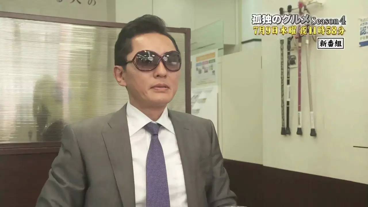 一个单身老男人喝酒,一个单身男人在家吃什么好