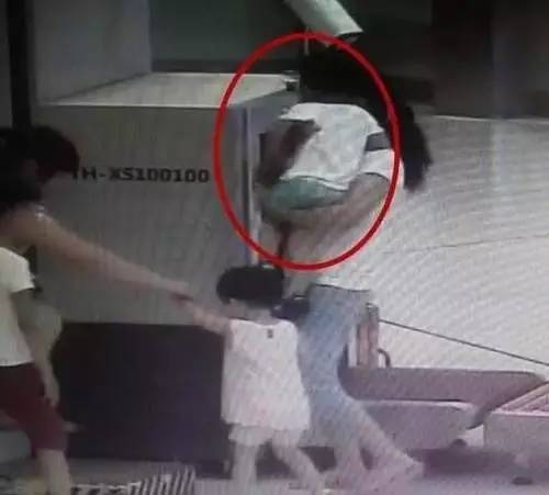 温馨变悲剧？女子要一个“爱的亲亲”，意料不到的一幕发生了