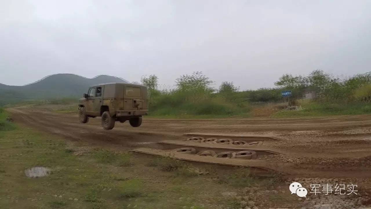 极限驾驶就是“辣”么帅！看兵哥哥驾驭“铁马”的速度与豪情！