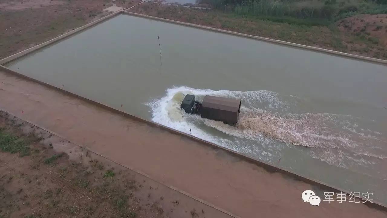 极限驾驶就是“辣”么帅！看兵哥哥驾驭“铁马”的速度与豪情！