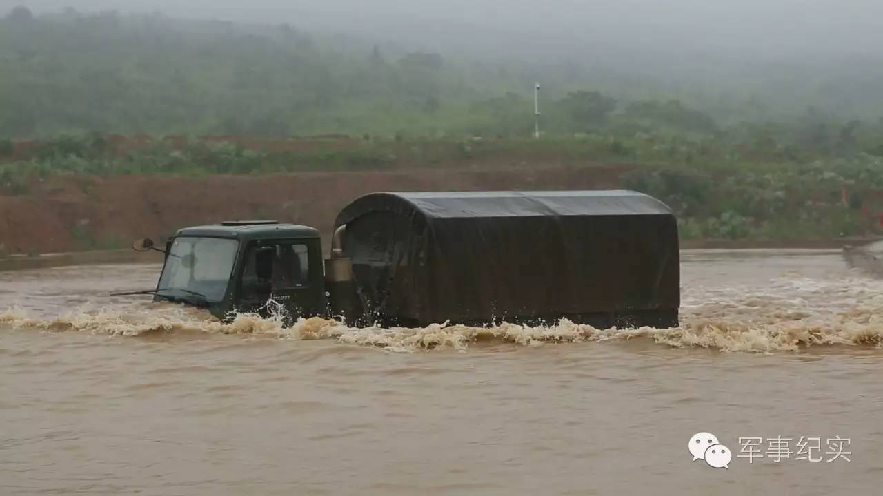 极限驾驶就是“辣”么帅！看兵哥哥驾驭“铁马”的速度与豪情！