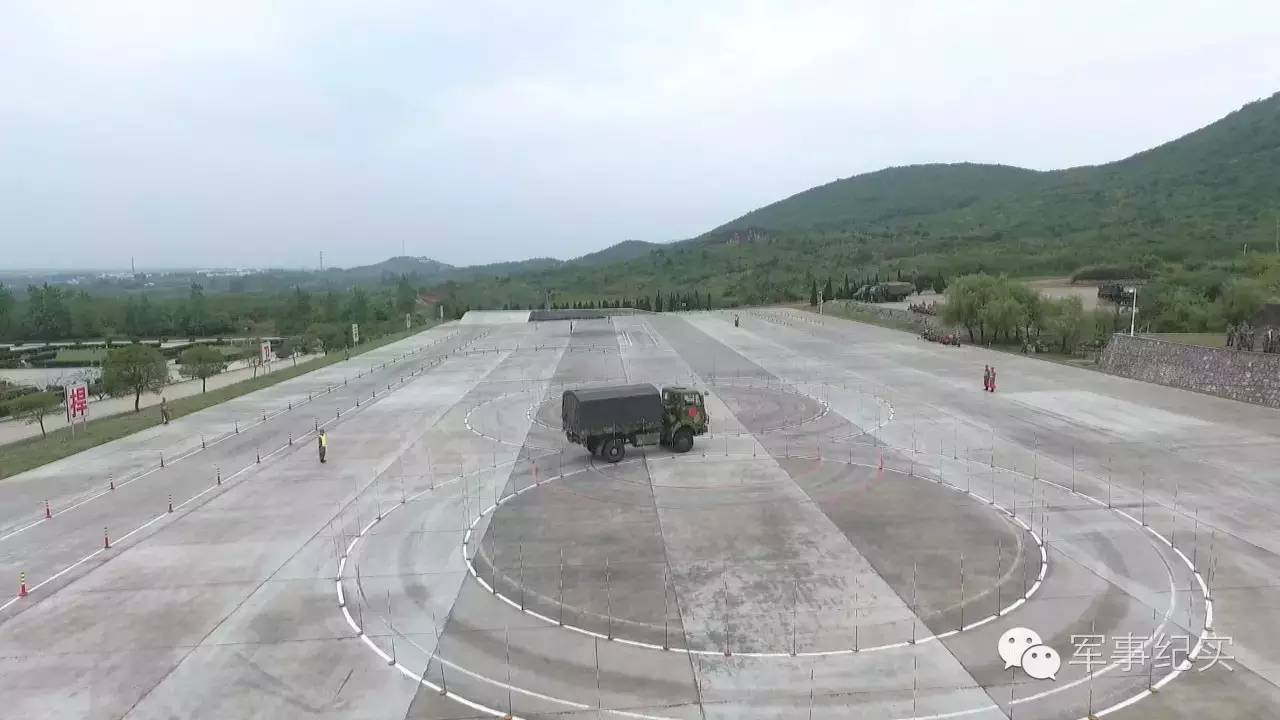 极限驾驶就是“辣”么帅！看兵哥哥驾驭“铁马”的速度与豪情！