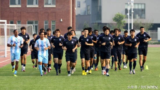 足球运动员为什么喜欢双手叉腰,足球运动员跑步姿势