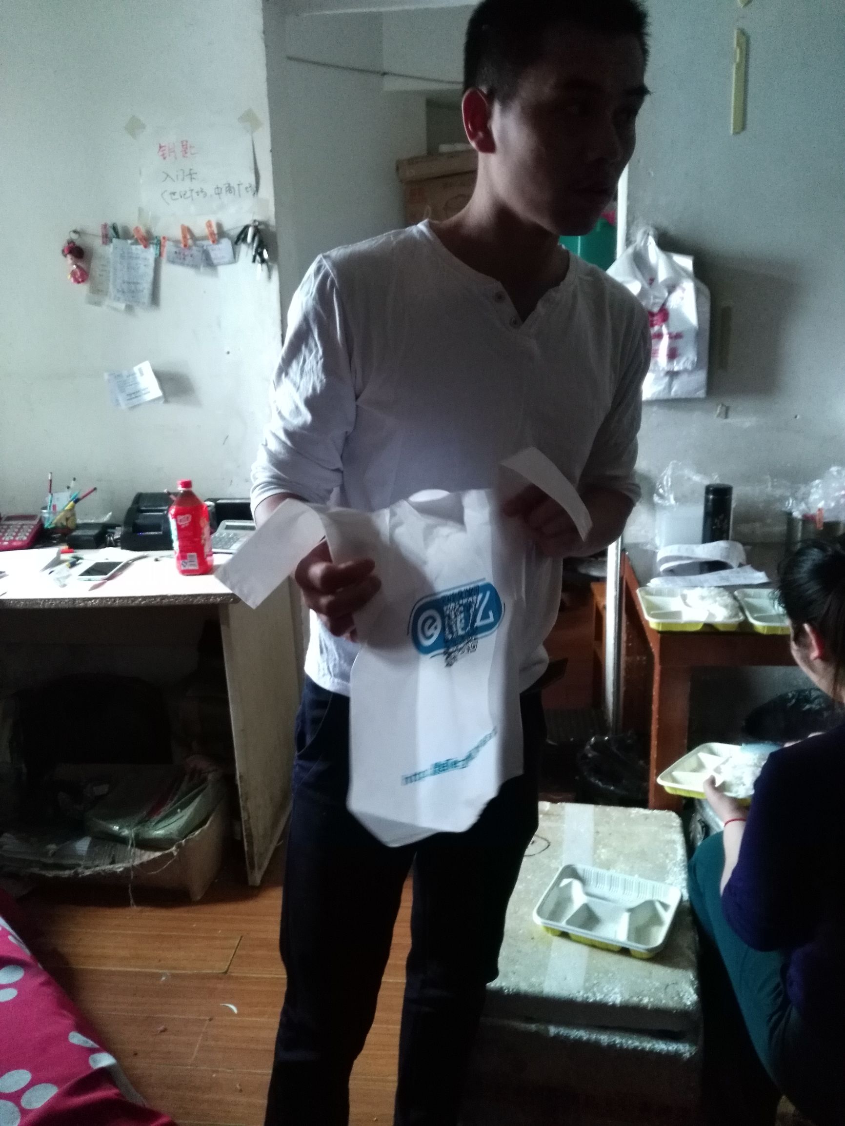 两家餐馆“无证”依然提供送餐“饿了么”在武汉受重罚