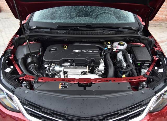 福克斯和科鲁兹哪个品牌质量好些,两厢经典福克斯和科鲁兹测试