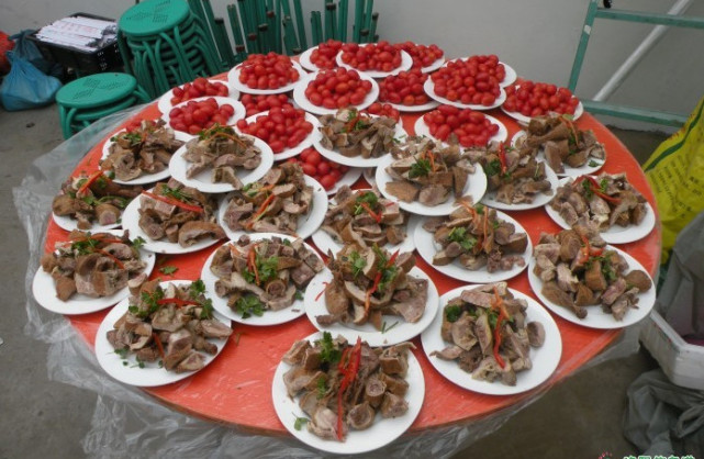 农村家庭办满月酒的“三大习俗”祭祖报喜是首要，必备红鸡蛋