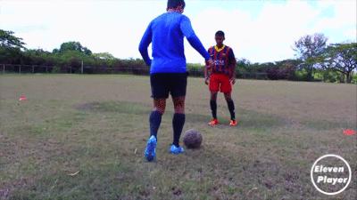 足球马赛回旋伊涅斯塔,gif伊涅斯塔油炸丸子过人